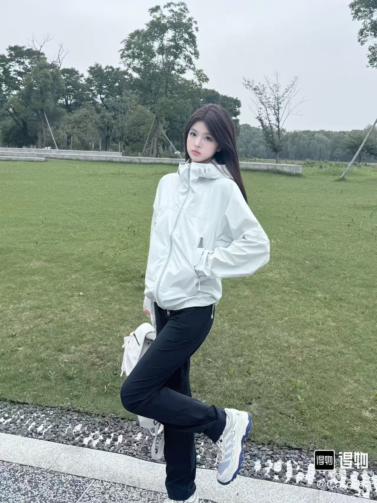 🔝KAILAS 凱樂石 博格達系列 輕量防風防水戶外徒步登山衝鋒衣 
  防水防風透氣防紫外線
 -輔料：原版拆解開發，一比一定制的小標，領標，水洗，吊牌，五金等等。

- FILTERTEC 3L面料：採用凱樂石自主研發的FILTERTEC 3L面料，由外層40D尼龍、中層ePTFE納米微孔膜、內層親膚處理工藝構成，防水指數20000mm，透氣指數20000g/㎡/24h，可抵御暴雨級降水和7級強風，同時快速排出汗氣，避免悶熱。

- 全壓膠工藝：整衣接縫處採用全壓膠工藝，有效防止水分從接