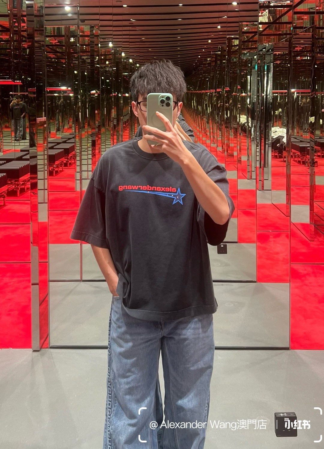 🔝Alexander Wang 亞歷山大王 26SS 燙鑽流星印花短袖T恤
獨家對版定織定染高品質精梳棉棉紗 面料手感柔軟舒適，與原版面料相同！水洗去毛，正品版型，做到了真正的"oversize“版型
尺碼：S-XL