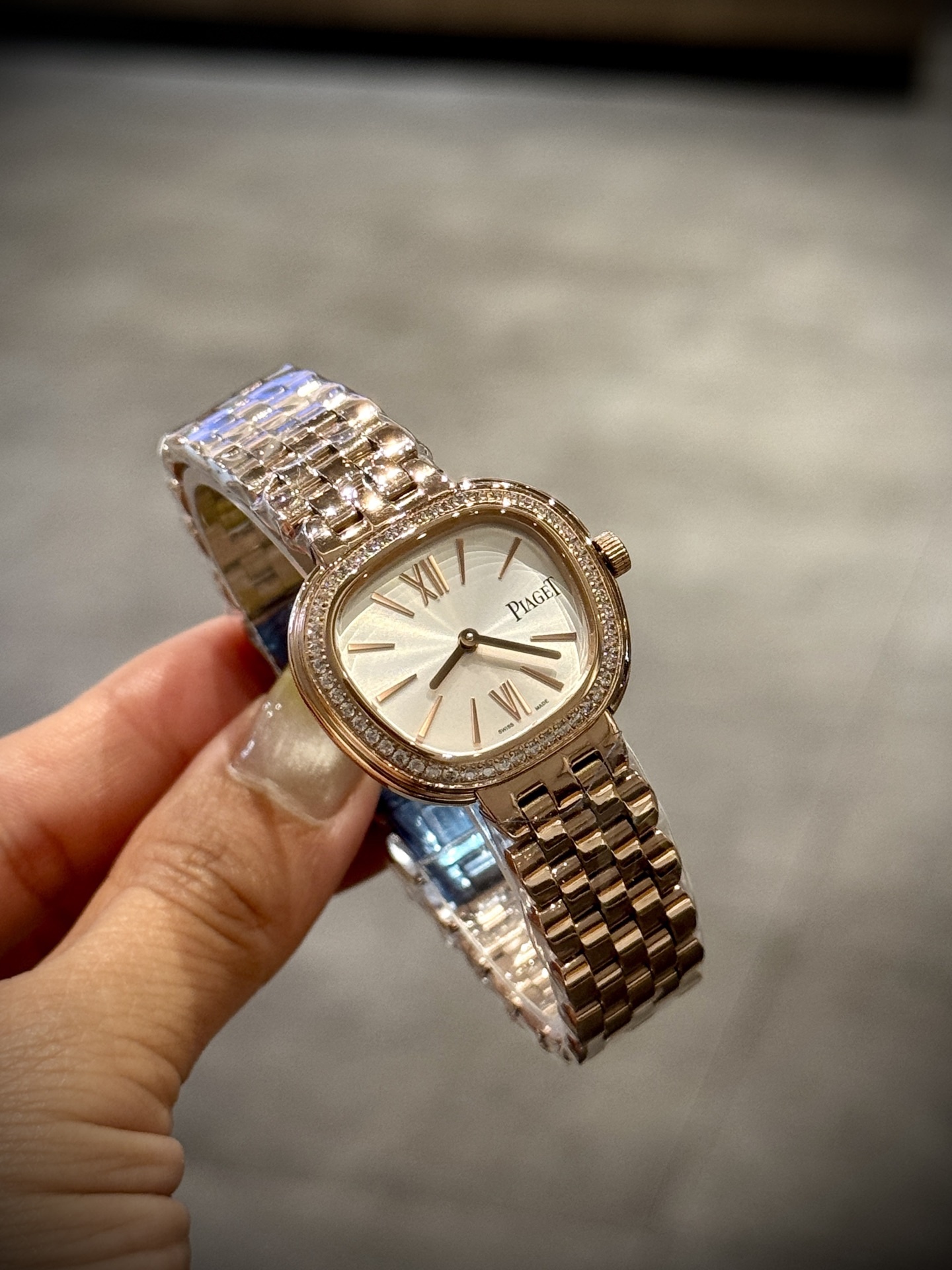 A8 factory•伯爵全新腕表 ﻿ #PiagetSixtie鎏金悅影系列 ﻿ 在瑞士鐘錶展「鐘錶與奇跡」閃亮登場！這款腕表游走於非凡制表工藝與黃金工藝之間，簡直是時尚與藝術的完美結合。Sixtie腕表採用獨特的梯形設計，重新詮釋1960年代末大膽華麗的風格，展現出獨特的魅力與優雅。
✨Sixtie系列腕表
✨直徑29毫米,
✨CNC數控雕刻精鋼梯形表殼
✨專櫃同步超薄厚度僅僅7mm
✨銀色太陽緞面打磨錶盤
✨316L精鋼錶鏈,搭載伯爵進口石英機芯  
認准A8出品！必屬精品！