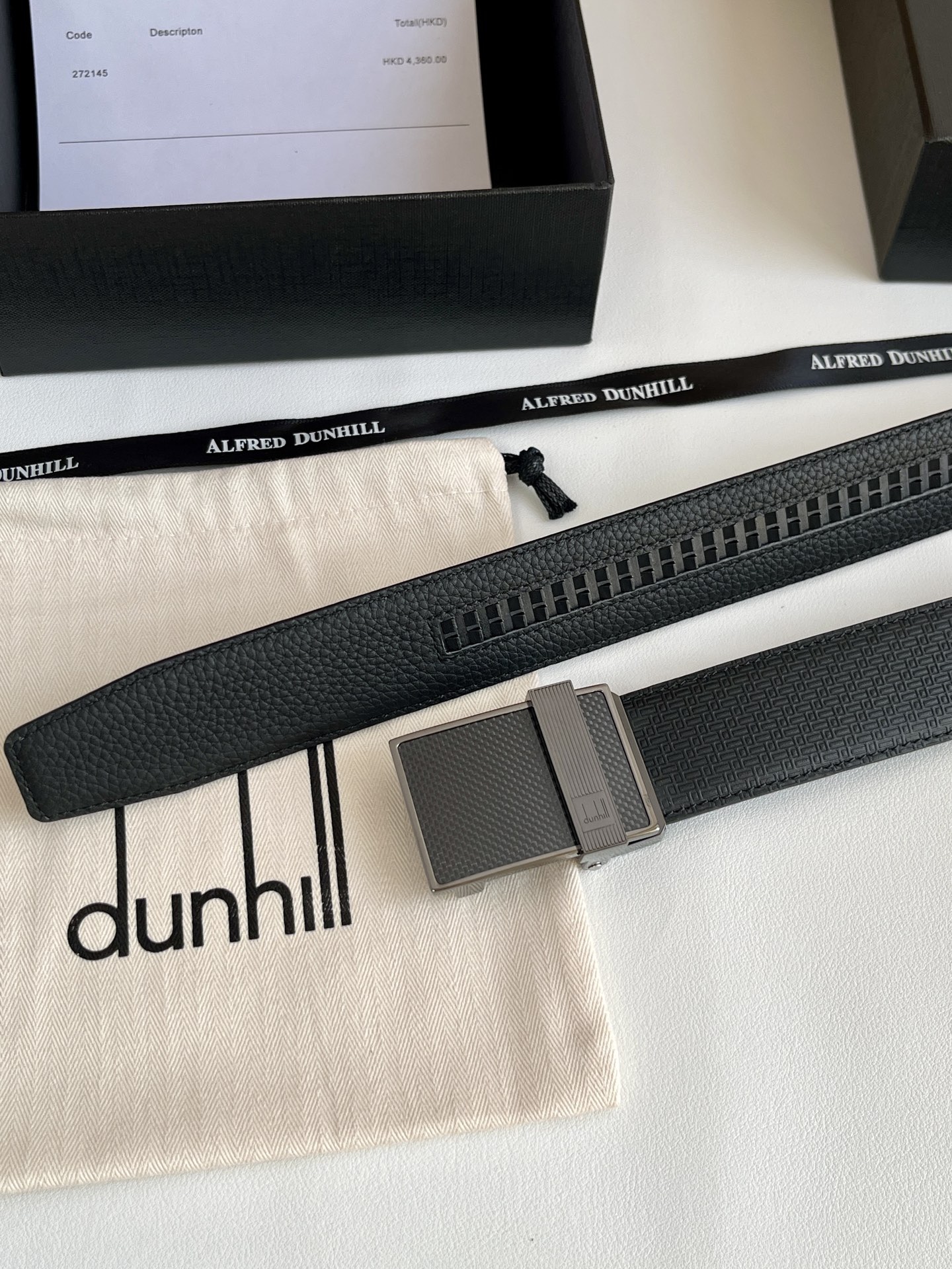 登喜路（Dunhill）是一家英國倫敦的男士奢侈品牌。皮帶以其精湛的工藝和經典的設計，成為男士配飾中的精品。皮帶的質感好、耐用性強，商務休閒百搭款！