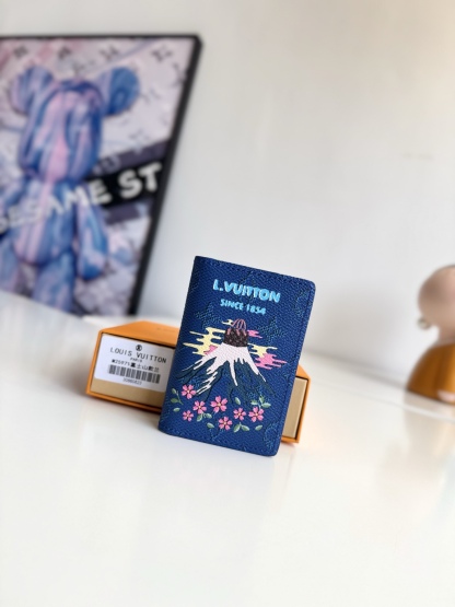 🇫🇷海外原單M25971富士山蘭色獨家實拍！本款口袋錢夾以 Monogram 帆布包裹牛皮革內襯，再為繽紛和風圖案融入路易威登標識，令經典設計流露別緻氣息。精巧構型囊括卡片夾層、內袋與後部外貼袋。尺寸：11×7.5×1cm