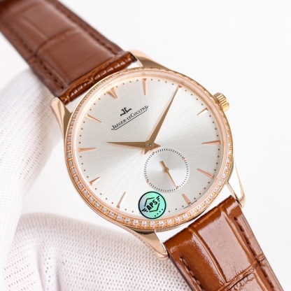 APS新品首發 積家大師系列1218420，傳統與現代的和諧樂章。Master Ultra Thin 超薄大師系列小秒針腕表精鋼款搭（直徑 39 毫米），內載896機芯。此自動上鏈機械機芯精准指示時、分、小秒。
1⃣全新大師系列兩針半採用原裝一致的896機新一比一開模
2⃣簡約精緻的錶盤採用立體式logo，錶盤搪瓷精緻而細膩，帶有標誌性的放射紋
3⃣指針與原裝一致採用陰陽針，一半拉絲一半拋光，錶帶採用進口小牛皮，一鍵式快拆錶帶表扣更加便捷