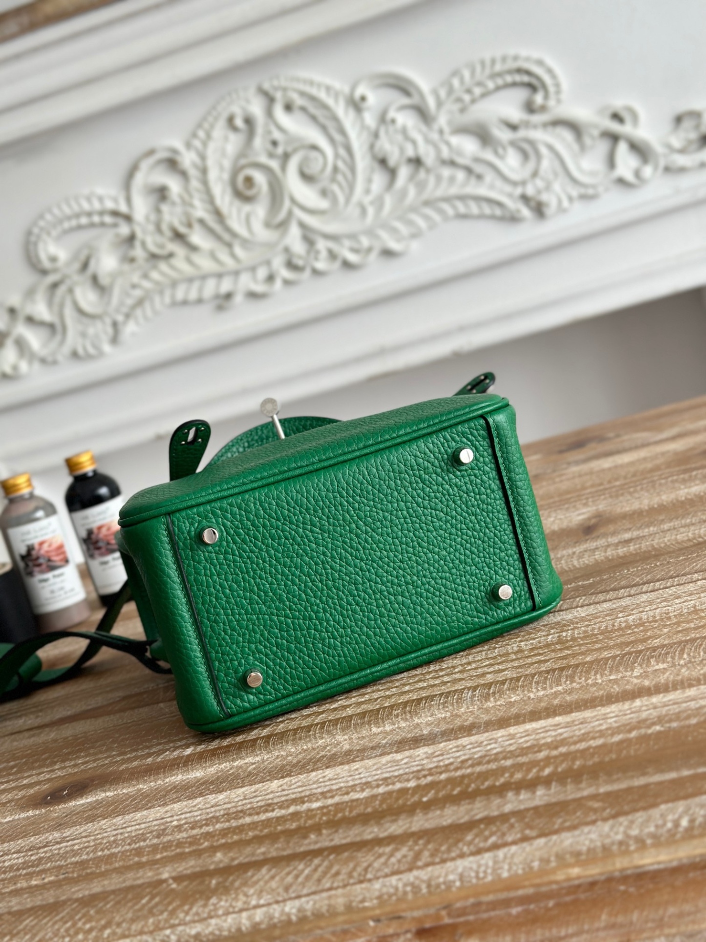 琳迪lindy 19cm	
Tc皮 蜜蠟線半手工縫製
lindy19保留了琳迪包所有細節的完整設計，側口袋、拉鍊等全部都是經典的設計√
這只小可愛暴擊了多少人的少女心