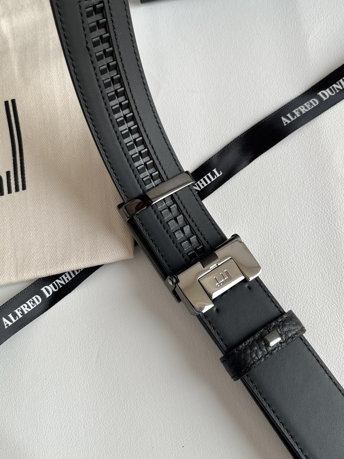 登喜路（Dunhill）是一家英國倫敦的男士奢侈品牌。皮帶以其精湛的工藝和經典的設計，成為男士配飾中的精品。皮帶的質感好、耐用性強，商務休閒百搭款！