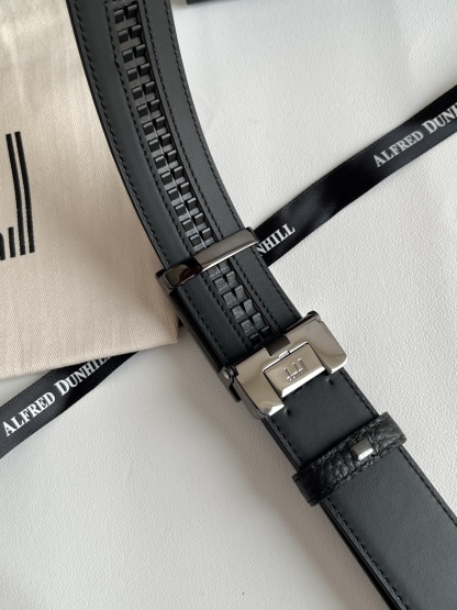 登喜路（Dunhill）是一家英國倫敦的男士奢侈品牌。皮帶以其精湛的工藝和經典的設計，成為男士配飾中的精品。皮帶的質感好、耐用性強，商務休閒百搭款！