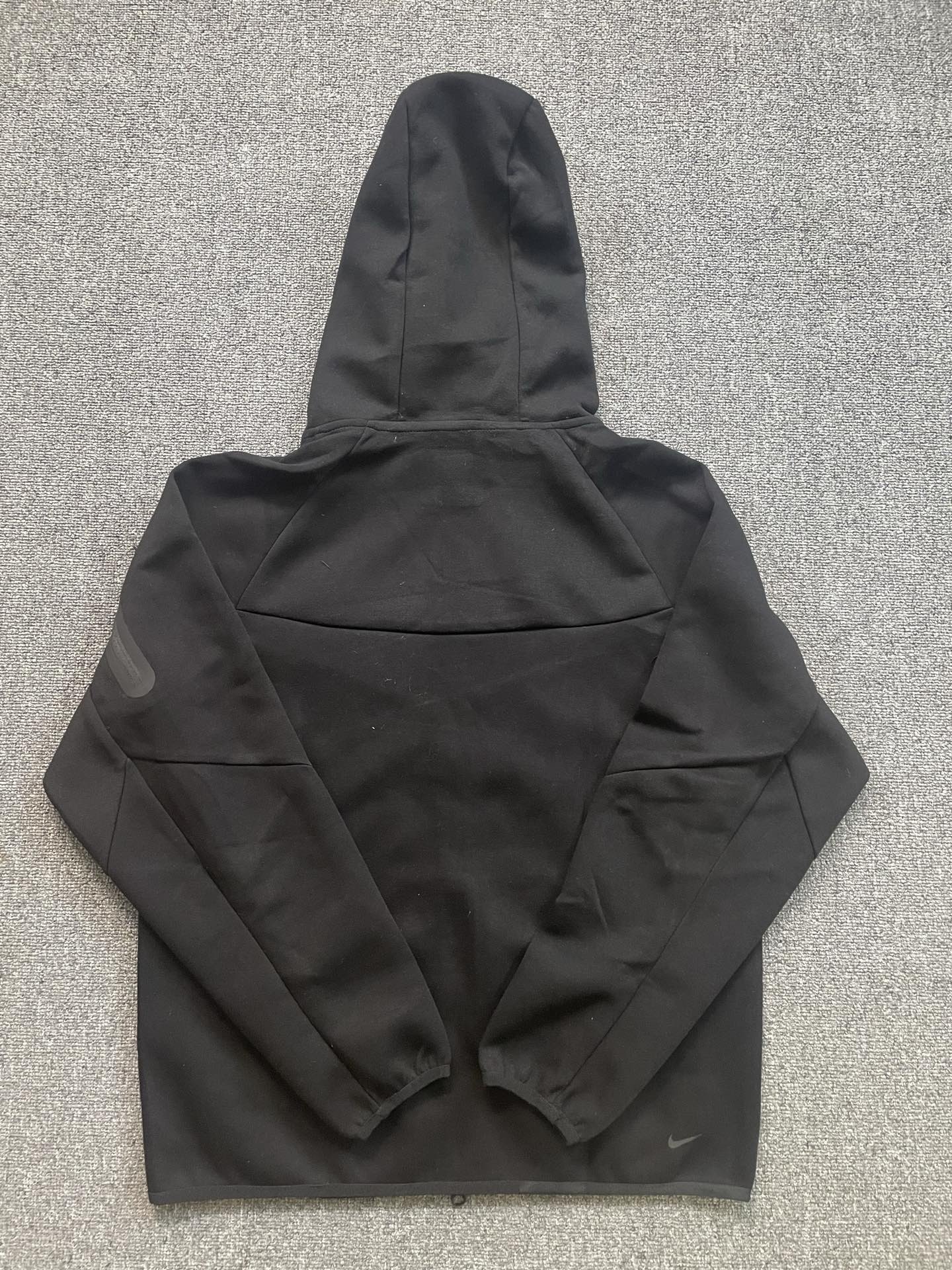 Nike耐克官方WINDRUNNER風行者系列男子連帽衫春季針織衛衣！
貨號：HV0950
頂級品質，申州原廠空氣層廠面料，品質炸裂，妥妥的爆款！注意：此款非4490貨號！

Nike Tech Windrunner男子全長拉鍊開襟連帽衫，後面小勾

亞洲標準版型，立體裁剪，不挑身材，不挑年齡，一款很舒適百搭的拉鍊外套！

顏色：黑色  灰色
尺碼:M L XL XXL

尺碼參考:

        衣長  胸圍  下擺  袖長

M       69    53     52     78