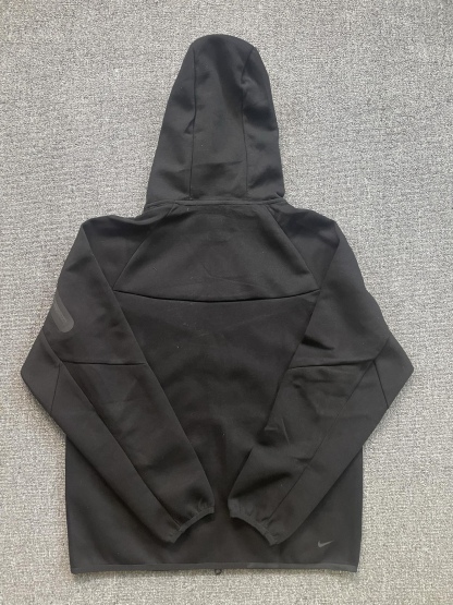 Nike耐克官方WINDRUNNER風行者系列男子連帽衫春季針織衛衣！
貨號：HV0950
頂級品質，申州原廠空氣層廠面料，品質炸裂，妥妥的爆款！注意：此款非4490貨號！

Nike Tech Windrunner男子全長拉鍊開襟連帽衫，後面小勾

亞洲標準版型，立體裁剪，不挑身材，不挑年齡，一款很舒適百搭的拉鍊外套！

顏色：黑色  灰色
尺碼:M L XL XXL

尺碼參考:

        衣長  胸圍  下擺  袖長

M       69    53     52     78
