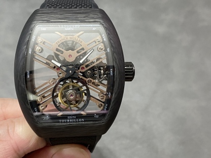 法蘭克穆勒 法穆蘭 Frank Muller 先鋒系列 一體陀飛輪 1.重金定制的真陀飛輪機芯。該陀飛輪的成功誕生突破瑞士制表技術封鎖。裸眼便能清楚觀賞陀飛輪運作的美感！極具視覺觀賞性之余，再度挑戰制表工藝極限。鏤空表橋經精心設計以突出腕表的結構，令人一見傾心。陀飛輪的上表橋部分飾有品牌的縮寫字母。2.經過精密加工的“三明治”弧形表殼！經過A級打磨，拉絲。3.鏡面由一整塊35.6mm×40.6mm橋形藍寶石玻璃。4.錶帶由橡膠膠底，上層貼意大利牛皮。佩戴舒適度極好。5.表扣使用和原裝一樣折疊扣