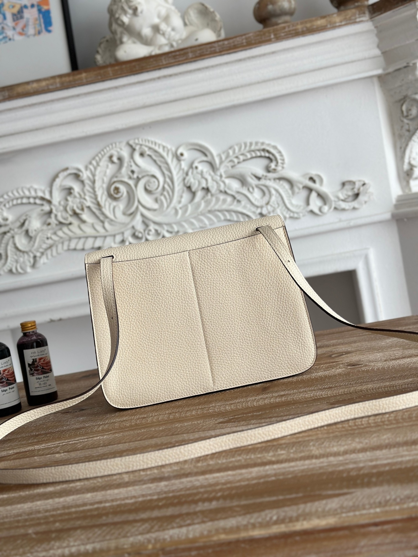 馬蹄包  半手工蠟線	Halzan	
 能滿足各種背法的!!
①手拎包②斜挎包③單肩包④手拿包
togo皮、五金細緻到油邊 無處不精緻√ 
尺寸：25cm