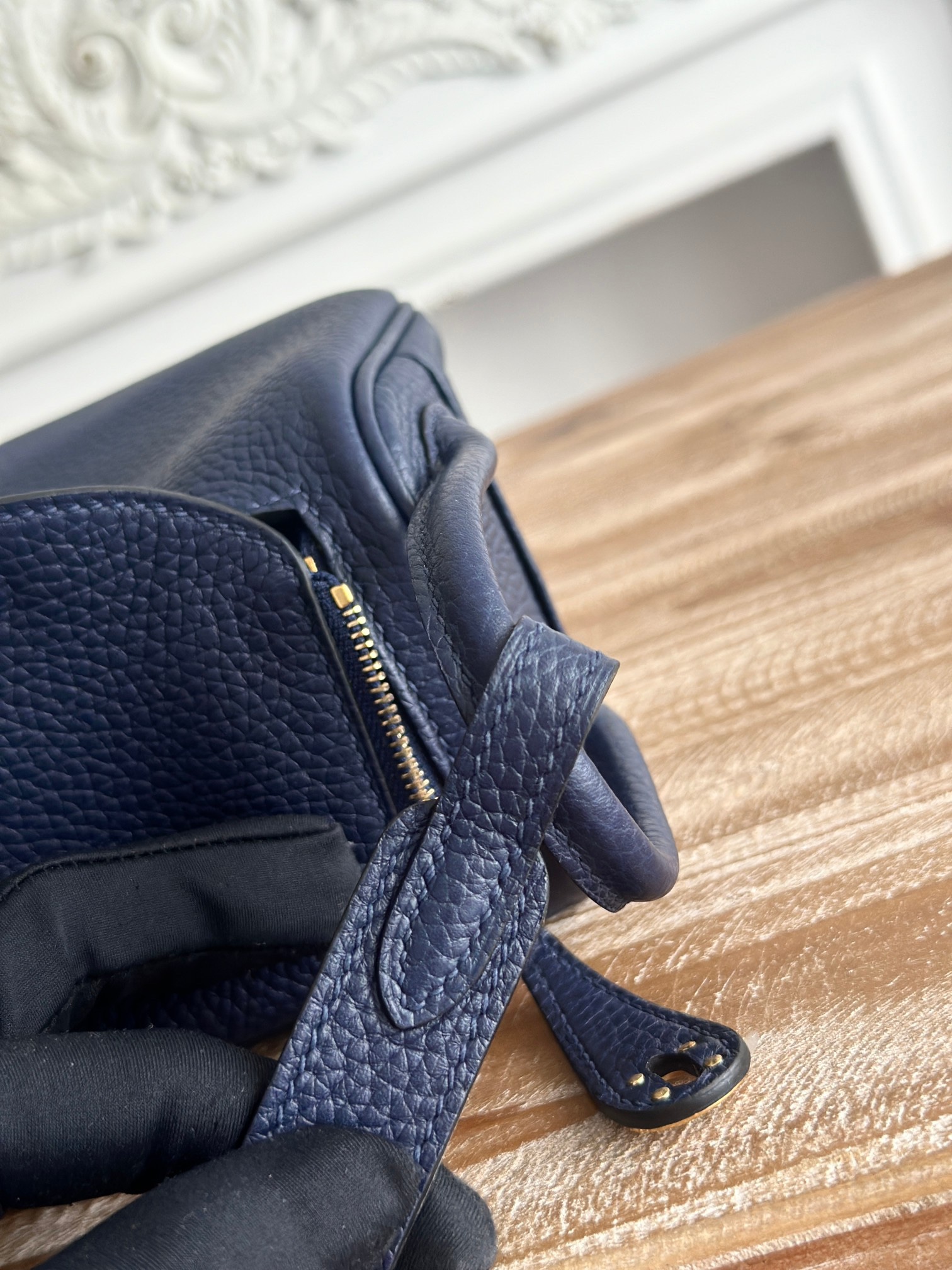 琳迪lindy 19cm	
Tc皮 蜜蠟線半手工縫製
lindy19保留了琳迪包所有細節的完整設計，側口袋、拉鍊等全部都是經典的設計√
這只小可愛暴擊了多少人的少女心