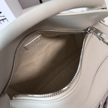 L⊚℮w℮🌟新款🆕小號經典牛皮革Fringe Puzzle手袋
Puzzle 以別具一格的幾何線條勾勒長方體造型*此小號版本採用經典牛皮革製成，搭配手工打結流蘇裝飾。手袋為新春系列作品。小號Puzzle可以容納例如一隻大號錢包，所有尺寸的手機和太陽鏡，肩背或斜挎*手拿或頂部提手攜帶*肩帶可調節，可拆卸*一個內部插袋和一個外部後方拉鍊口袋*拉鍊開合帶牛皮革拉鍊頭*人字紋棉質帆布襯里Anagram 壓紋🌟
size:24*10.5*16CM
型號：062611（配全套包裝）