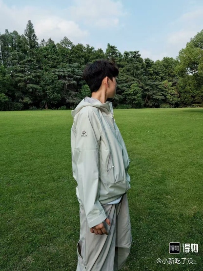 🔝KAILAS 凱樂石 博格達系列 輕量防風防水戶外徒步登山衝鋒衣 
  防水防風透氣防紫外線
 -輔料：原版拆解開發，一比一定制的小標，領標，水洗，吊牌，五金等等。

- FILTERTEC 3L面料：採用凱樂石自主研發的FILTERTEC 3L面料，由外層40D尼龍、中層ePTFE納米微孔膜、內層親膚處理工藝構成，防水指數20000mm，透氣指數20000g/㎡/24h，可抵御暴雨級降水和7級強風，同時快速排出汗氣，避免悶熱。

- 全壓膠工藝：整衣接縫處採用全壓膠工藝，有效防止水分從接