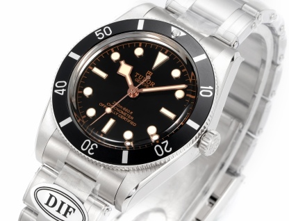 DIF 最強副本 
DIF隆重推出帝舵碧灣54型M79000N腕表，
37mm表殼貼合手腕，佩戴舒適，啞光錶盤簡約大氣，質感細膩，無日曆設計化繁為簡，回歸純粹讀時體驗，以純粹精神和現代表達方式，向1954年問世的品牌首款潛水表-7922型獻上最真誠的敬意！
DIF匠工精神 整表配備導角精磨不拉手 注重細節 質感無敵 搭載丹東定制一檔機芯 日誤差僅3-5秒幾乎0反修 超穩定！
錶帶均為CNC通體成型拉絲工藝錶帶 非小廠組裝片！配備帝舵表“T-fit”表扣 可滑軌微調
超強瑞士夜光刻度 盤面字體油壓立体