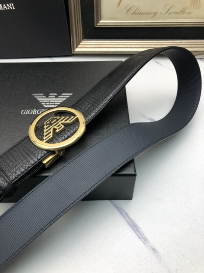 阿曼妮：原單頭層牛皮燙印花紋面，內襯頭層小牛皮底，搭配原單自動扣，可裁剪的自動帶，此款腰帶面雙採用意大利原定廠制進口牛皮帶身 ，對專版櫃足寬3.5