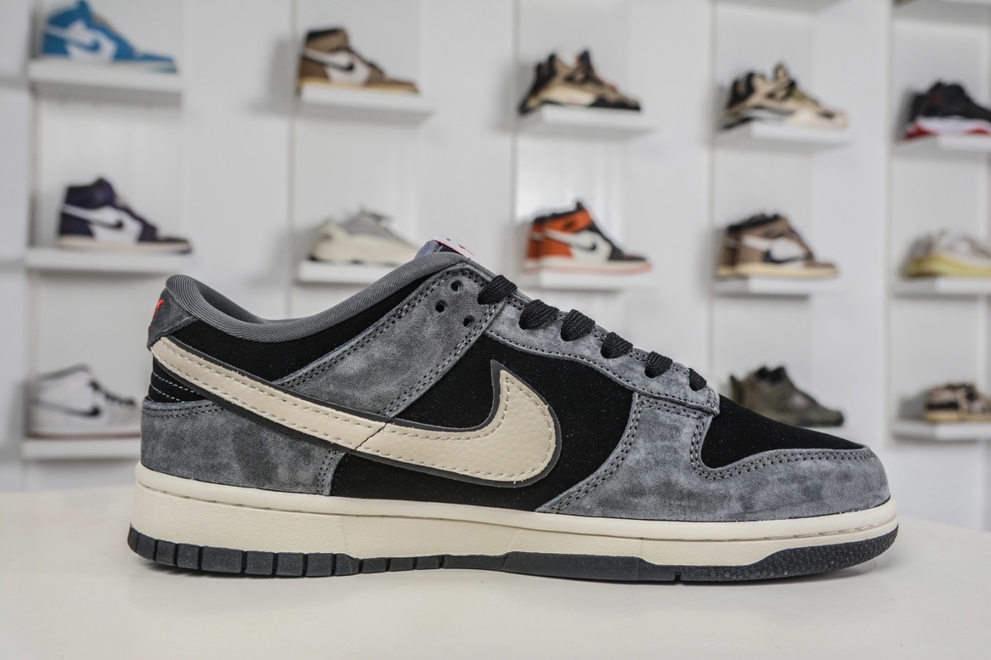 Nike SB Dunk Low X Stussy 斯圖西聯名—灰黑米白勾 
貨號:TX1688 003
尺碼：36 36.5 37.5 38 38.5 39 40 40.5 41 42 42.5 43 44 44.5 45