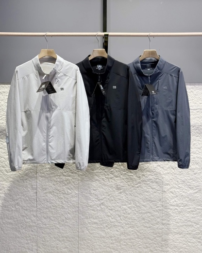 KOLON SPORT可隆🧊🧊  輕量涼感防曬衣情侶款  

戶外輕量化涼感防B1145曬衣上新🆕 ，可隆專櫃同款 在售💰1585+

採用功能性專業戶外防曬型針織材料 88的錦綸和12的氨綸 有非常好的彈性 和防水透氣功能  防曬值upf245+不怕曬傷，縱享戶外陽光☀️有專業檢測報告
彈力接觸涼感，緩解體熱，輕量御風 ，手腕彈力帶收口 ，貼合手腕的同時 提升鑽風性能 ，面料彈力十足 透氣性高  在運動出汗時 ，減少熱量 和粘附感
如果突降小雨還有功能性防水功能 

品質面料做工都無