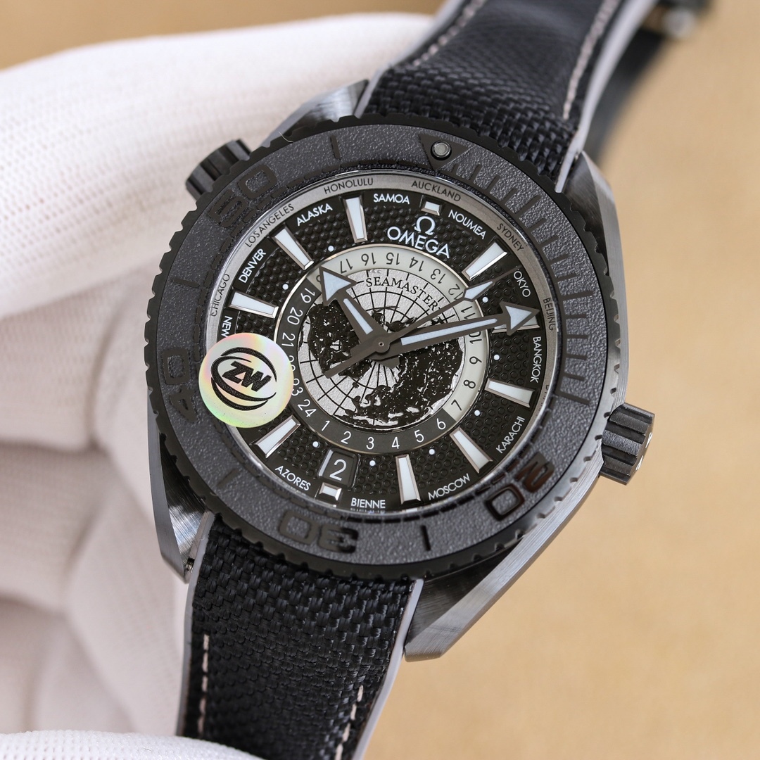 
ZW歐米茄，全新“全陶瓷”600米世界時！海馬系列海洋宇宙世界時腕表！
歐米茄呈獻全新海馬系列海洋宇宙世界時腕表。自環球旅行中汲取靈感，全新腕表沿襲了著名的"深海之黑"腕表的經典設計風格，黑色二氧化陶瓷打造的45.5毫米表殼，防水深度高達600米。
錶盤中央設有鳥瞰地球錶盤，以5級鈦金屬打造，激光燒蝕技術雕刻出陸地輪廓，並經過漆面處理。內錶盤外側設有24小時刻度環，並區分指示夜晚和白天🌞🌙。
Naiad Lock 表背之下，至臻天文台認證的8938機芯清晰可見