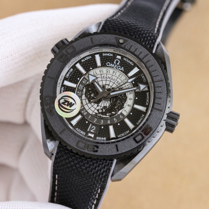 
ZW歐米茄，全新“全陶瓷”600米世界時！海馬系列海洋宇宙世界時腕表！
歐米茄呈獻全新海馬系列海洋宇宙世界時腕表。自環球旅行中汲取靈感，全新腕表沿襲了著名的"深海之黑"腕表的經典設計風格，黑色二氧化陶瓷打造的45.5毫米表殼，防水深度高達600米。
錶盤中央設有鳥瞰地球錶盤，以5級鈦金屬打造，激光燒蝕技術雕刻出陸地輪廓，並經過漆面處理。內錶盤外側設有24小時刻度環，並區分指示夜晚和白天🌞🌙。
Naiad Lock 表背之下，至臻天文台認證的8938機芯清晰可見