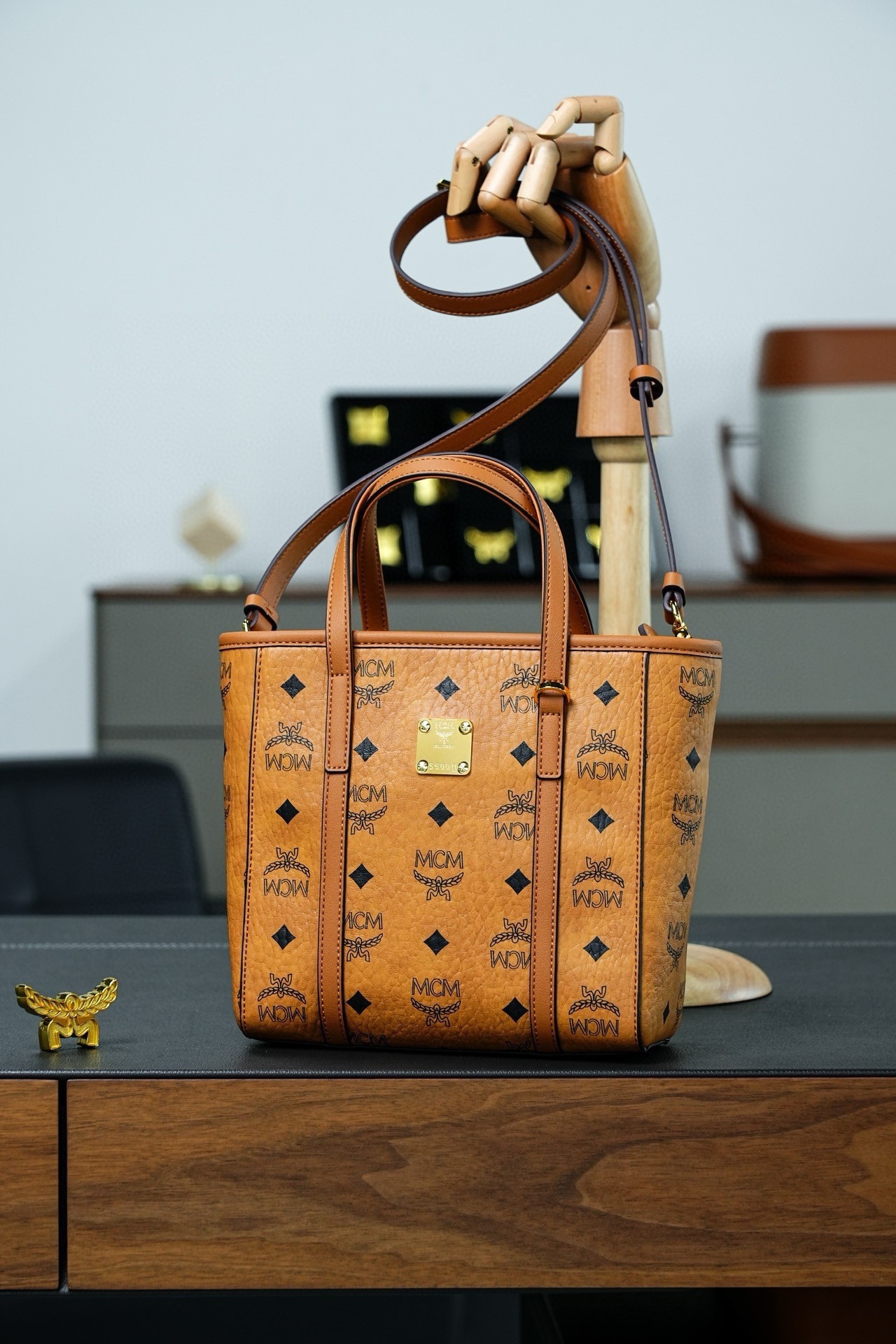 ®全新升級®官網同步
𝙈𝘾𝙈 𝘼𝙧𝙚𝙣 𝙏𝙤𝙣𝙞 𝙈𝙞𝙣𝙞
經典菜籃子購物袋

·CP獨家出品｜乾邑棕色
🉑️單肩🉑️斜挎 官網同步在售新版！
超級經典的菜籃子！搭配、日常、功能性、性價比都是決絕子！非常好的一款包。傳承經典設計 多種背法選擇 簡單大氣 實用性非常高。

型號：MWPAATN04CO001（新版）
尺寸：19*9.5*18.5cm
肩帶：98-114cm/可拆卸
把手：垂長10cm
顏色：乾邑色/棕色🏾