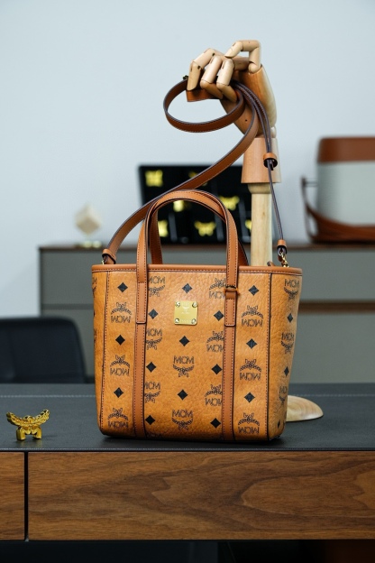 ®全新升級®官網同步
𝙈𝘾𝙈 𝘼𝙧𝙚𝙣 𝙏𝙤𝙣𝙞 𝙈𝙞𝙣𝙞
經典菜籃子購物袋

·CP獨家出品｜乾邑棕色
🉑️單肩🉑️斜挎 官網同步在售新版！
超級經典的菜籃子！搭配、日常、功能性、性價比都是決絕子！非常好的一款包。傳承經典設計 多種背法選擇 簡單大氣 實用性非常高。

型號：MWPAATN04CO001（新版）
尺寸：19*9.5*18.5cm
肩帶：98-114cm/可拆卸
把手：垂長10cm
顏色：乾邑色/棕色🏾