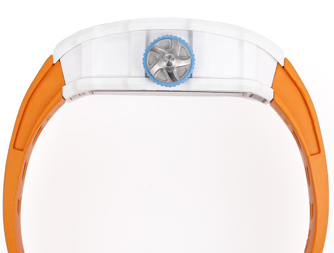 白色TPT石英纖維
【RICHARD MILLE】理查米爾RM53-01 將腕表設計與運動賽事相互結合，完美詮釋了賽場上的勇者堅定信念、頑強拼搏的精神。RM53-01以馬術運動為背景，採用多種高科技材料來抵御運動時帶來的強烈撞擊，從而保證不受破壞、正常運轉。高科技材質打造如同“護具”。“RM 53-01 PABLO MAC DONOUGH”的陀飛輪腕表，此款腕表除具備運動腕表的動感與活力外，還配備了堅固的TPT®碳纖維表殼、層壓藍寶石水晶表鏡以及固定機芯的懸浮式鋼索，有效的降低巨大衝擊、