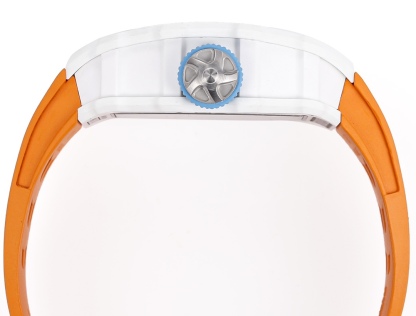 白色TPT石英纖維
【RICHARD MILLE】理查米爾RM53-01 將腕表設計與運動賽事相互結合，完美詮釋了賽場上的勇者堅定信念、頑強拼搏的精神。RM53-01以馬術運動為背景，採用多種高科技材料來抵御運動時帶來的強烈撞擊，從而保證不受破壞、正常運轉。高科技材質打造如同“護具”。“RM 53-01 PABLO MAC DONOUGH”的陀飛輪腕表，此款腕表除具備運動腕表的動感與活力外，還配備了堅固的TPT®碳纖維表殼、層壓藍寶石水晶表鏡以及固定機芯的懸浮式鋼索，有效的降低巨大衝擊、