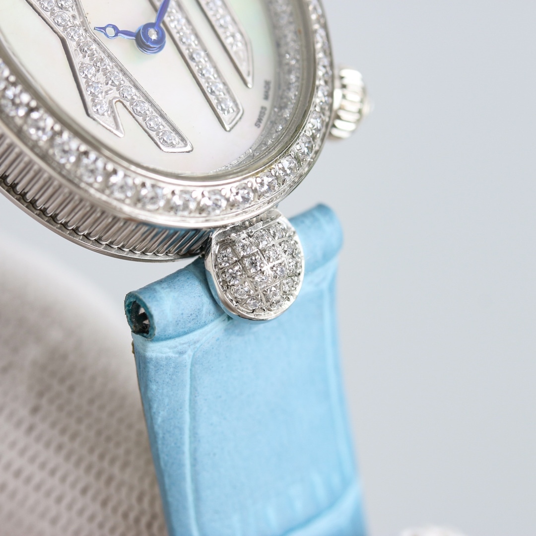 AW廠出品。那不勒斯王后系列REINE DE NAPLES[色]高品質女士瑞士石英機芯女表、
圓弧形的錶盤採用閃閃發光的白色天然母貝製成，錶盤上的羅馬數字“XII”則採用白色天然母貝製成，以細木鑲嵌工藝固定於錶盤之上。母貝材質脆弱易碎，因此在細木鑲嵌工藝中尤為棘手，可謂名副符其實的傑作。