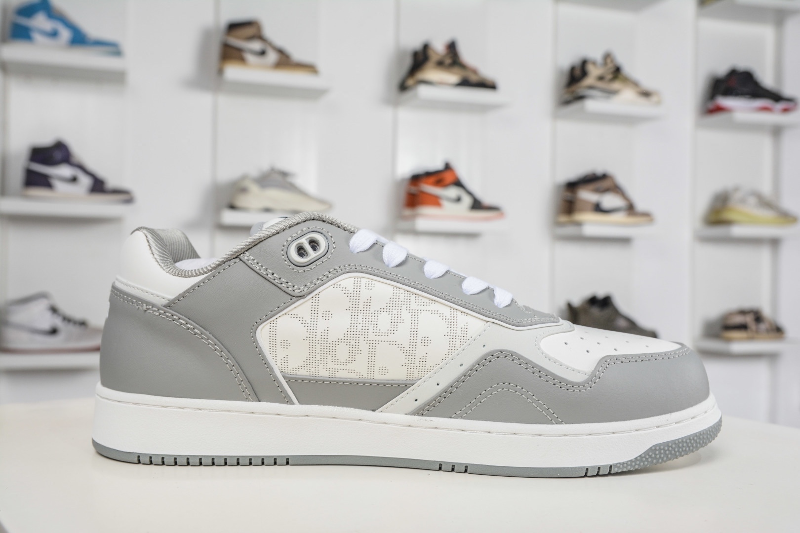 迪奧/Dior B27 Oblique Galaxy Low Top Sneakers B27系列低幫復古真皮百搭運動休閒板鞋 
貨號：3SN272ZIR16536
尺碼：38 39 40 41 42 43 44 45 46