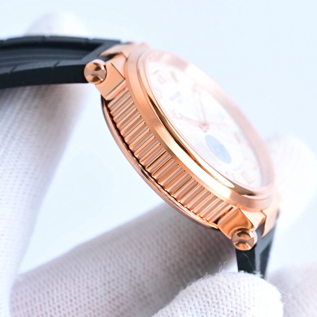 CF新品發佈會，寶璣-Breguet
航海MARINE航海系列5517款腕表，航海天文鐘的起源作品，“時計本是兵家利器”說的就是這款腕表，鐘錶界的巨作。工廠全面抄寫原裝數據，98%還原殼型字面，彰顯原裝優雅硬朗的氣質，原裝同款777A自動機械機芯，鐫刻獨立編號與寶璣先生簽名。直徑40毫米。正反均為藍寶石防刮玻璃，旋入式防水錶冠。實測防水深度100米。搭配飾有太陽放射紋錶盤，配裝進口天然橡膠錶帶，以零頭的價格給您帶來原裝超值體驗。