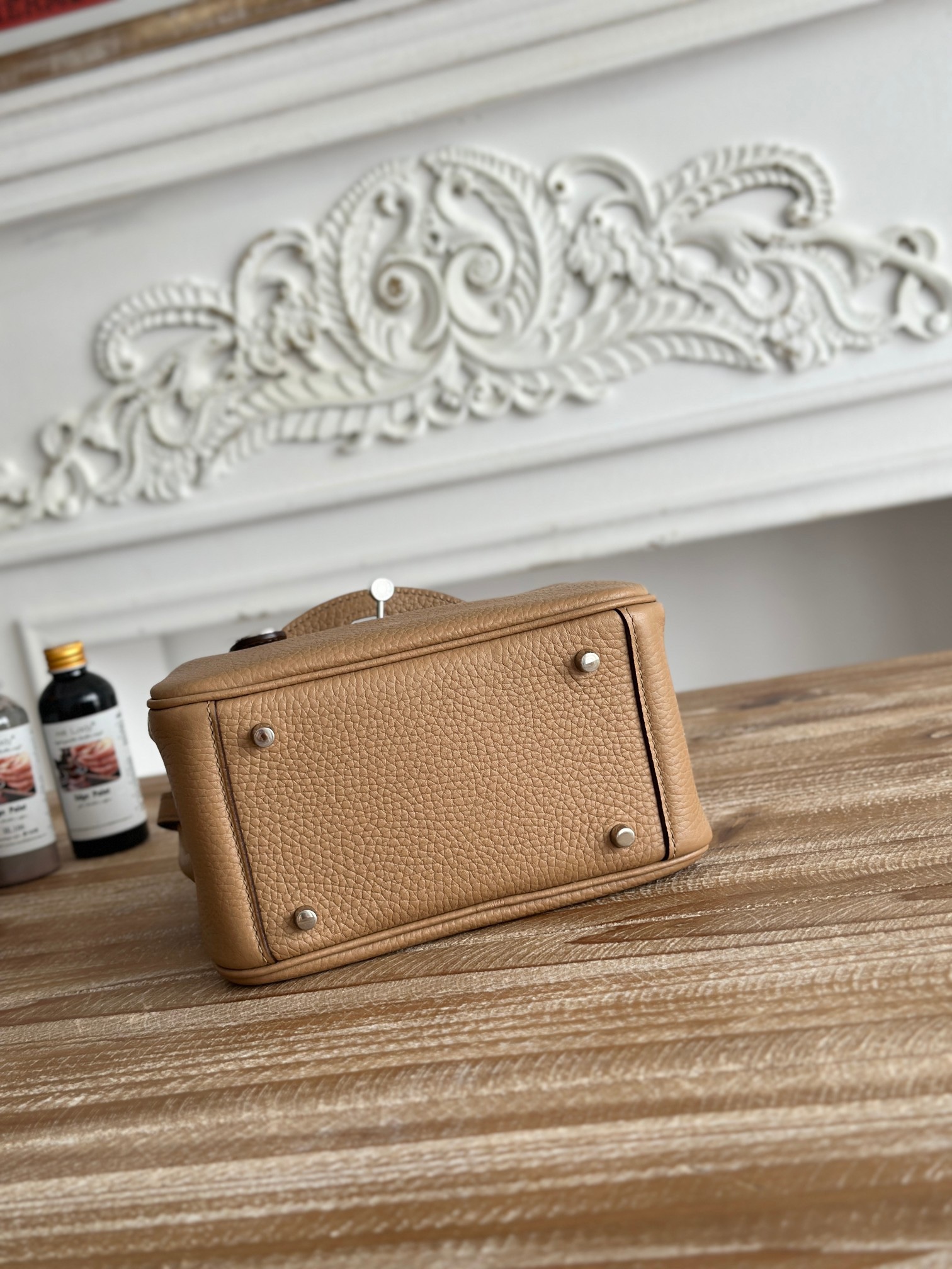 琳迪lindy 19cm	
Tc皮 蜜蠟線半手工縫製
lindy19保留了琳迪包所有細節的完整設計，側口袋、拉鍊等全部都是經典的設計√
這只小可愛暴擊了多少人的少女心