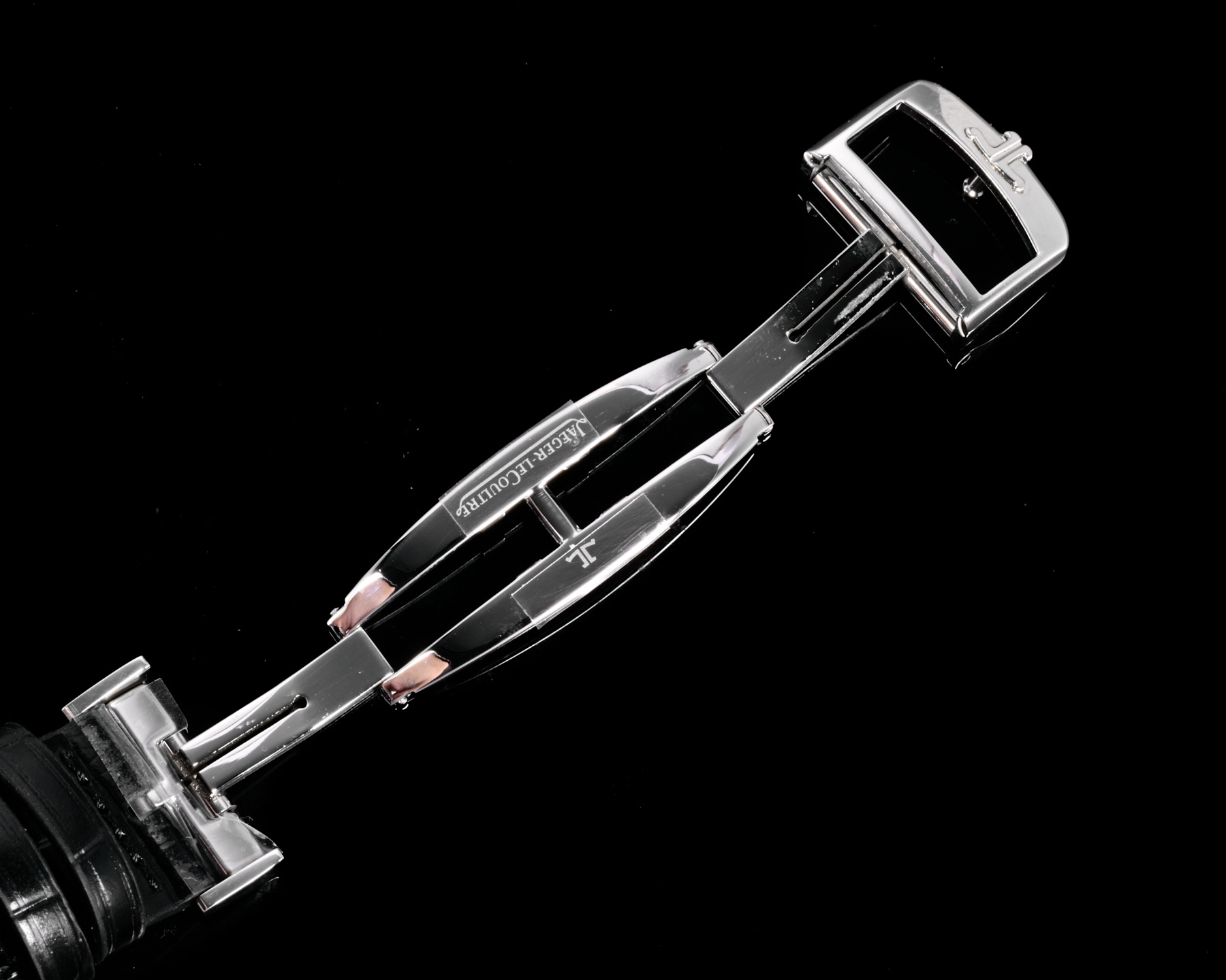 V+ Factory出品
【市場最高版本】JL積家 各路大咖都叫它大醜 其實賦予的是極高贊美 論品味與外觀 在鐘錶界有著舉足輕重的地位 戴出去怎麼都是長臉 各種彰顯品味 Master 地理學家大師系列 Q1428421 復刻版全新升級 多功能腕表 升級Cal.939A機芯 打磨效果更近原裝 升級軸 自動陀為玫金邊 字面紋路清晰 功能：日期顯示 雙時區 動力儲備顯示 316L精鋼  直徑42mm  原裝折疊扣！V+ Factory匠心之作 值得你擁有！