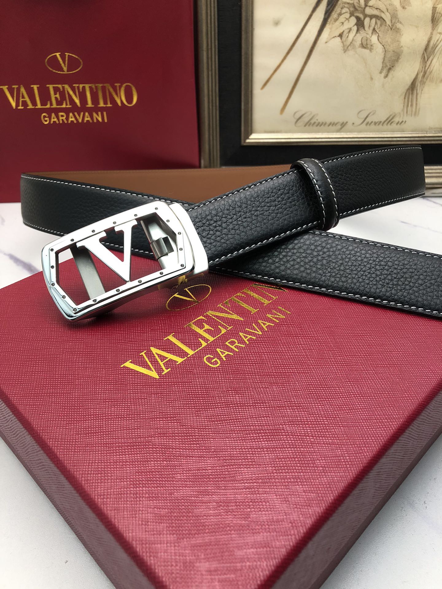 華倫天奴：原單頭層牛皮荔枝紋面，內襯頭層小牛皮底，搭配原單自動扣，可裁剪的自動帶，此款腰帶面雙採用意大利原定廠制進口牛皮帶身 ，對專版櫃足寬3.5