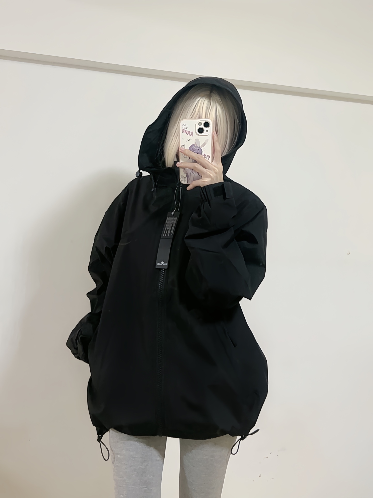 Stone Island/石頭島 24ss 手臂刺繡羅盤衝鋒衣外套
石頭島春季最熱單品 超級吸睛的一款衝鋒衣外套 一眼就能愛上 採用梭織防風防水面料 手感細膩順滑 寬松連帽的版型  水洗標一應俱全 細節滿滿的一款衝鋒衣 大廠代工 品質可靠 

-略帶復古感的機能衝鋒衣 城市徒步 戶外穿行都很出挑 男女都可以駕馭的一款潮流單品 
Color：黑色
A Size：S-XXL