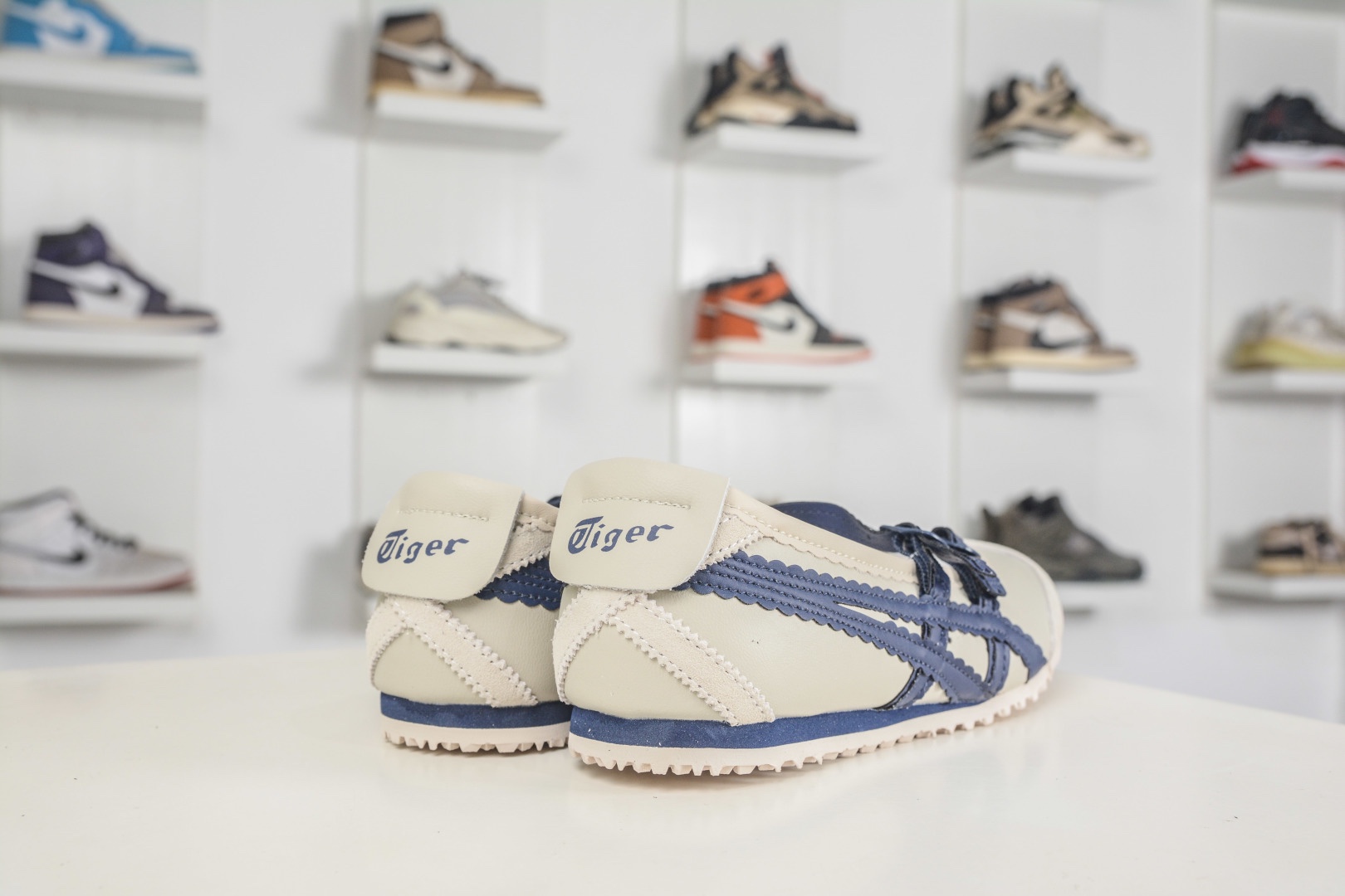 𝐏𝐚𝐭𝐨𝐮 𝐱  Tiger 玛丽珍 任敏同款 舒适轻盈平跟鬼冢虎 玛丽珍鞋 夏季必备 3mm薄底的贴地感 
货号: 1182A678 200
𝐬𝐢𝐳𝐞：36 37 37.5 38 39 39.5 40 40.5 41.5