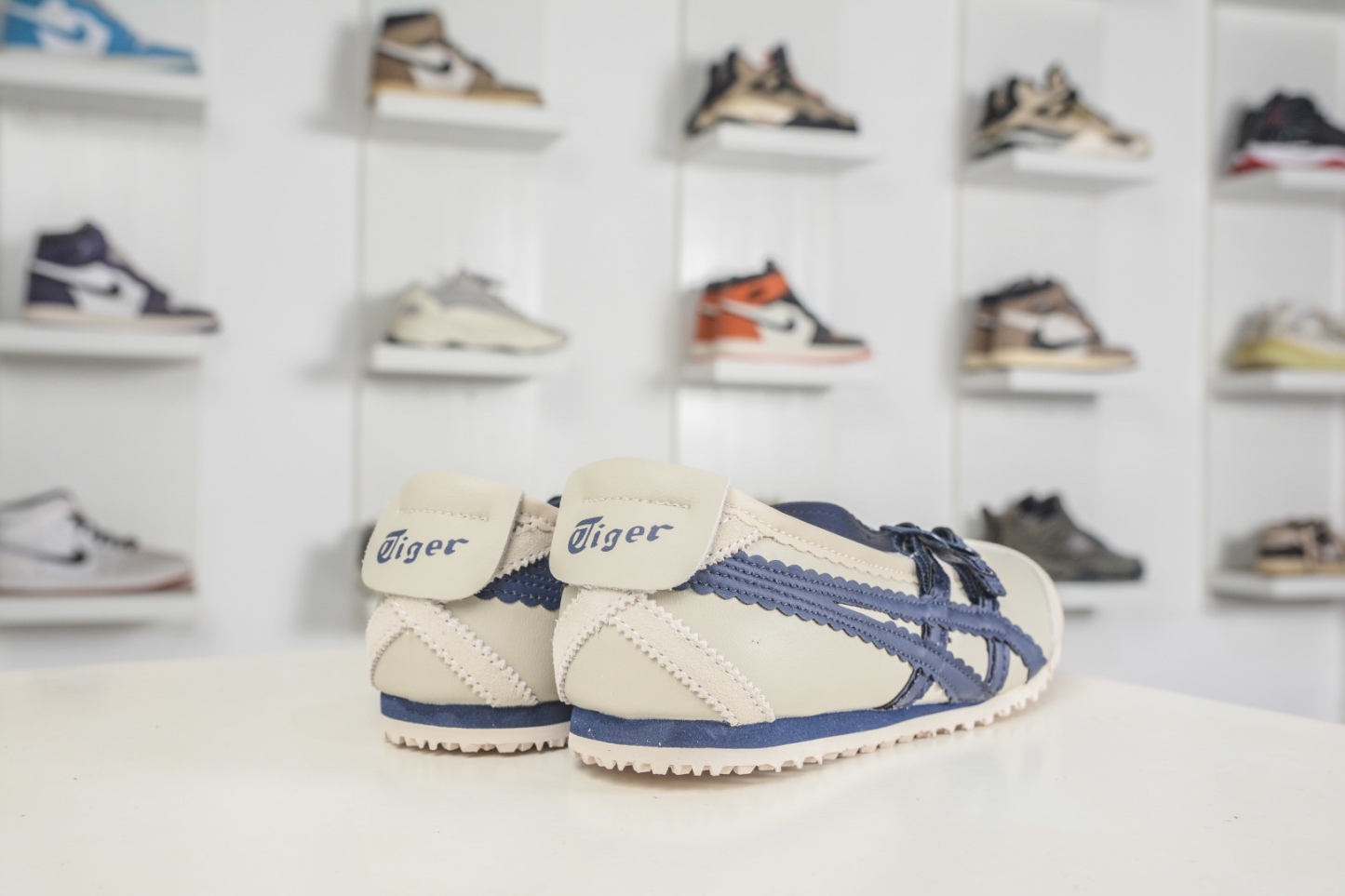 𝐏𝐚𝐭𝐨𝐮 𝐱  Tiger 玛丽珍 任敏同款 舒适轻盈平跟鬼冢虎 玛丽珍鞋 夏季必备 3mm薄底的贴地感 
货号: 1182A678 200
𝐬𝐢𝐳𝐞：36 37 37.5 38 39 39.5 40 40.5 41.5