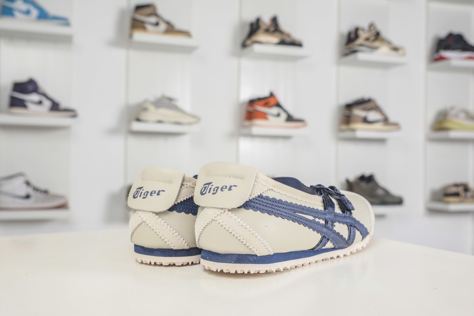 𝐏𝐚𝐭𝐨𝐮 𝐱  Tiger 玛丽珍 任敏同款 舒适轻盈平跟鬼冢虎 玛丽珍鞋 夏季必备 3mm薄底的贴地感 
货号: 1182A678 200
𝐬𝐢𝐳𝐞：36 37 37.5 38 39 39.5 40 40.5 41.5