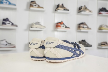 𝐏𝐚𝐭𝐨𝐮 𝐱  Tiger 玛丽珍 任敏同款 舒适轻盈平跟鬼冢虎 玛丽珍鞋 夏季必备 3mm薄底的贴地感 
货号: 1182A678 200
𝐬𝐢𝐳𝐞：36 37 37.5 38 39 39.5 40 40.5 41.5