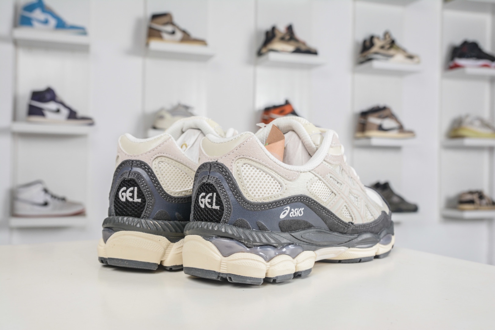 Asics Gel-NYC 亞瑟士運動休閒透氣專業跑鞋 
貨號: 1203A383 111
尺碼：36 37 37.5 38 39.5 40 40.5 41.5 42 42.5 43.5 44 45