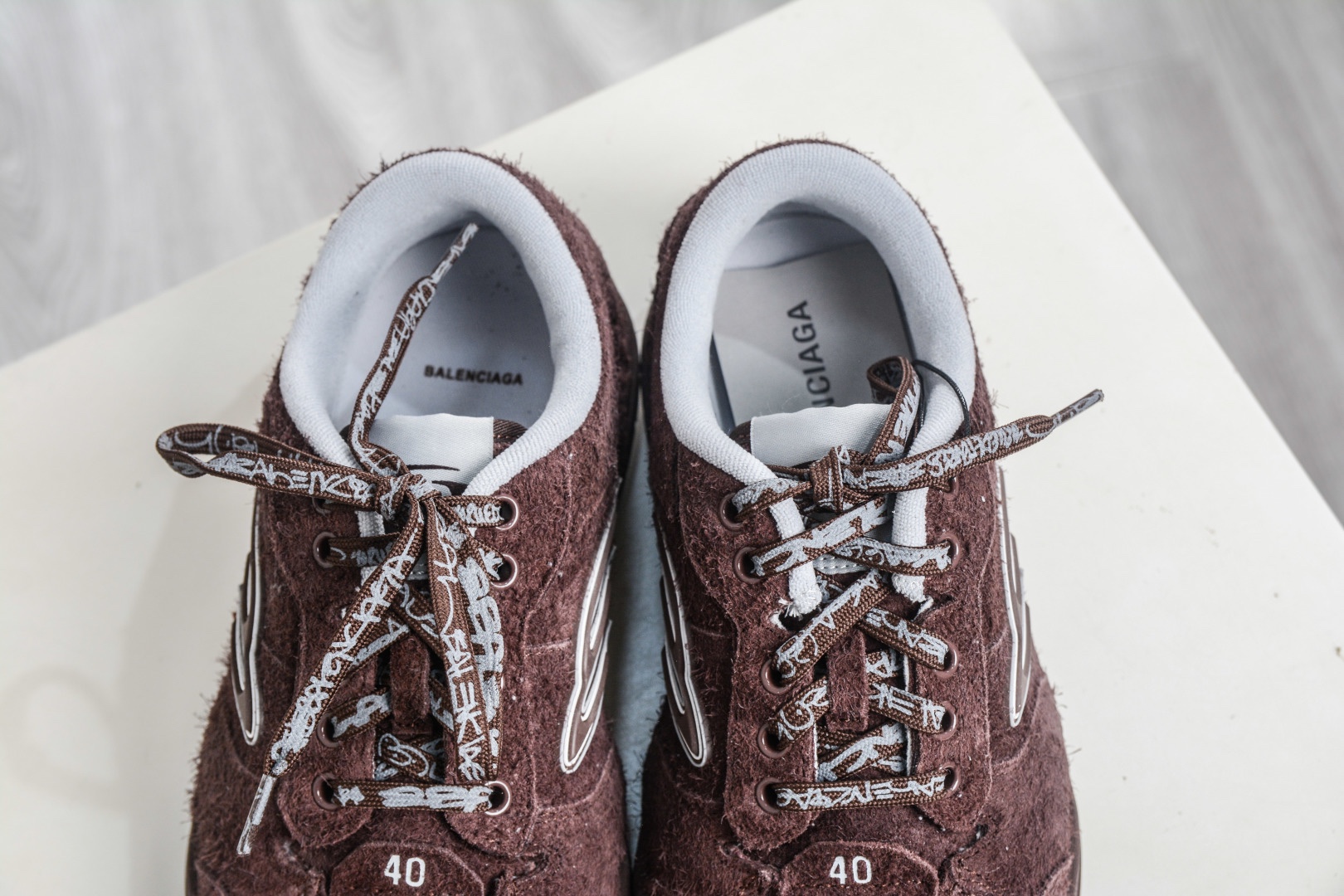 Balenciaga Hamptons Worn-Out Dark Brown 棕色巴黎世家十八18代 滌綸（聚酯纖維）牛皮革 圓頭系帶 低幫 生活休閒鞋板鞋 
貨號：814765 WHPSU 2290
尺碼：35 36 37 38 39 40 41 42 43 44 45 46