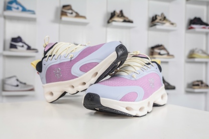 LOEWE羅意威 x ON昂跑 聯名款 Cloudsolo 
貨號: 3WF30600665
尺碼：36 36.5 37 37.5 38 38.5 39 40 40.5 41 42 42.5 43 44 44.5 45 46（真半碼）（⚠️袋子丟失扣10）