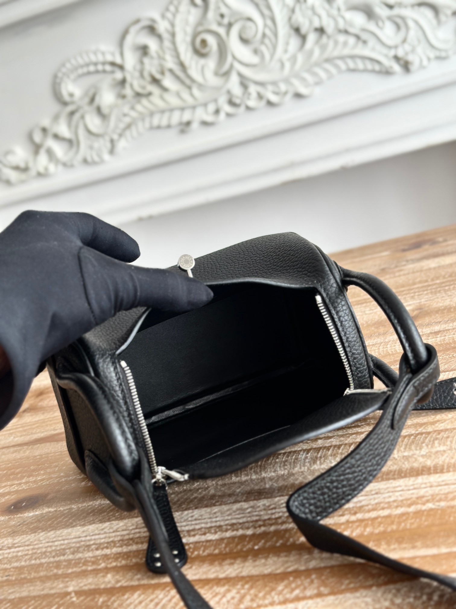 琳迪lindy 19cm	
Tc皮 蜜蠟線半手工縫製
lindy19保留了琳迪包所有細節的完整設計，側口袋、拉鍊等全部都是經典的設計√
這只小可愛暴擊了多少人的少女心