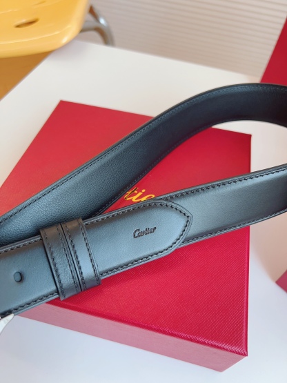 
Cartier（卡地亚）凭借匠心杰作展现与众不同的美感，融合精湛工艺与经典设计，演绎隽永风格；潇洒不羁，果敢独立！此款式易搭配服饰；休闲正装两相宜。皮带宽度：35mm