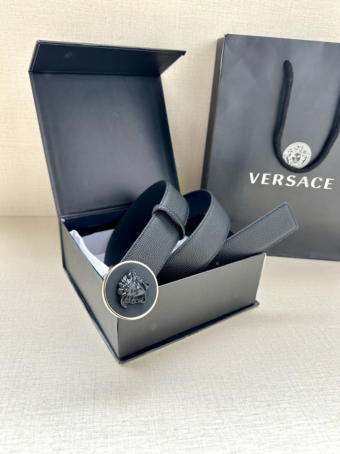寬度4.0cm VERSACE （範思哲）此款柔軟的皮帶飾3D美杜莎腰帶扣，可搭配正裝或休閒牛仔裝。