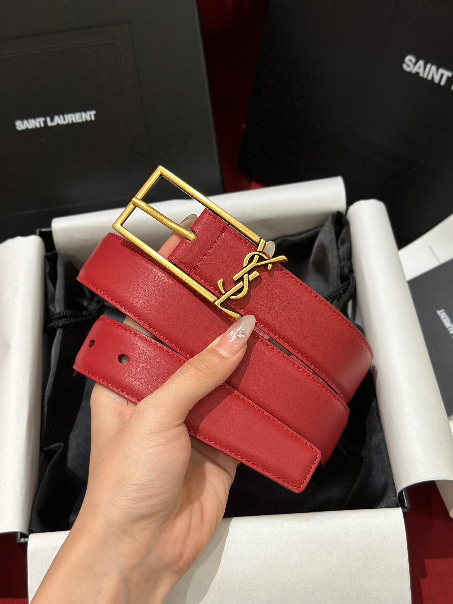 新款聖羅蘭 YSL
這款女款腰帶復古精工金屬扣將復古風與現代時尚相融合，呈現的恰到好處，時尚標配青睞有加，每針每一線都非常精緻，雙面頂級牛皮材質，搭配頂級黃銅針扣寬度3.0