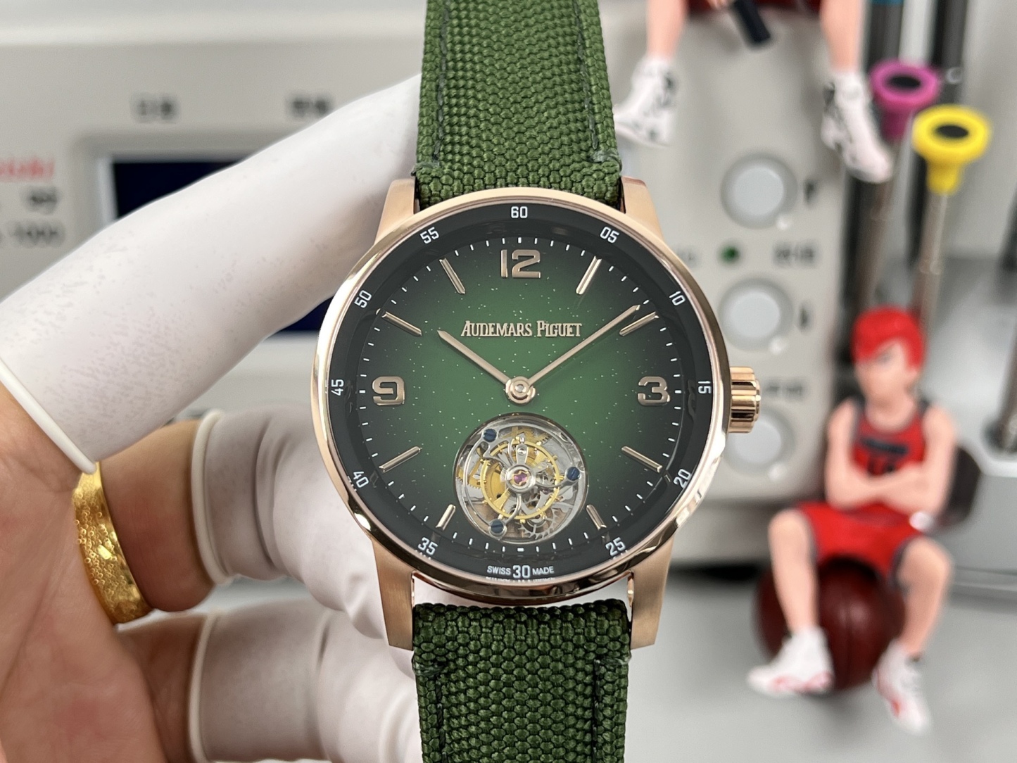 
新款愛彼真陀飛輪CODE11.59系列26396男士腕表！完美與個性的體驗！
1⃣️直徑42MM！表面玻璃採用水晶藍寶石玻璃。
2⃣️搭載Cal.2950全自動陀飛輪機芯，動力儲存60小時！
3⃣️錶帶採用進口意大利小牛皮以及帆布皮帶可選！
3⃣️表殼採用316L精鋼材質，整殼CNC高精准處理，密度與原裝吻合！          
4⃣️表面採用砂金石琺瑯錶盤
整體按照原裝顏色完美呈現！
5⃣️殼套分圈口.殼.底蓋三件套，整體角度完美體現拉絲工藝，品質與美的融合！