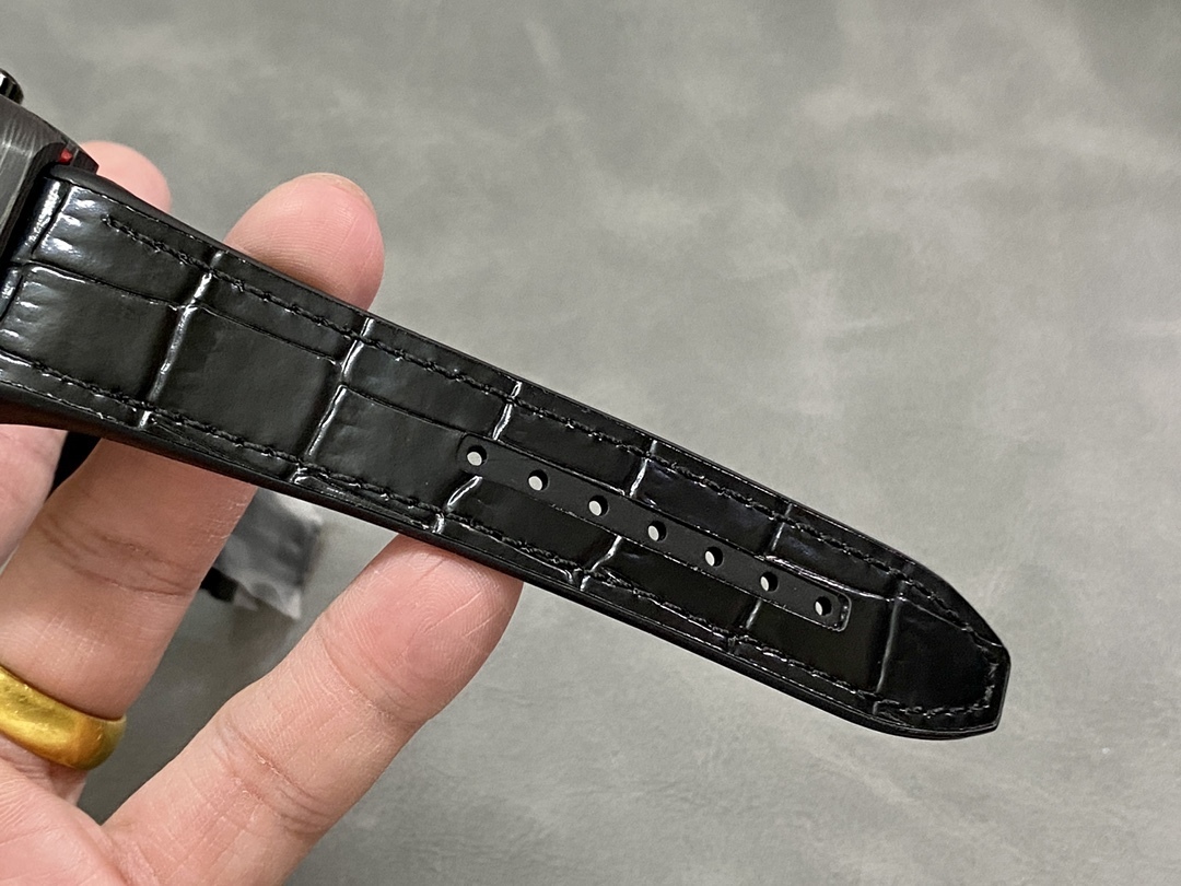 法兰克穆勒 法穆兰Frank Muller 先锋系列 一体陀飞轮 1.重金定制的真陀飞轮机芯。该陀飞轮的成功诞生突破瑞士制表技术封锁。裸眼便能清楚观赏陀飞轮运作的美感！极具视觉观赏性之余，再度挑战制表工艺极限。镂空表桥经精心设计以突出腕表的结构，令人一见倾心。陀飞轮的上表桥部分饰有品牌的缩写字母。2.经过精密加工的“三明治”弧形表壳！经过A级打磨，拉丝。3.镜面由一整块35.6mm×40.6mm桥形蓝宝石玻璃。4.表带由橡胶胶底，上层贴意大利牛皮。佩戴舒适度极好。5.表扣使用和原装一样折叠扣