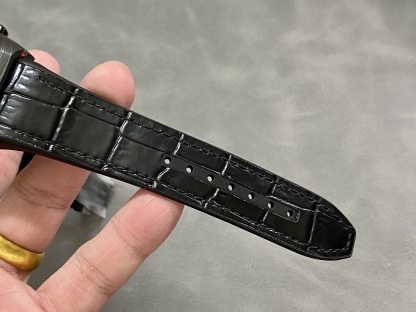 法兰克穆勒 法穆兰Frank Muller 先锋系列 一体陀飞轮 1.重金定制的真陀飞轮机芯。该陀飞轮的成功诞生突破瑞士制表技术封锁。裸眼便能清楚观赏陀飞轮运作的美感！极具视觉观赏性之余，再度挑战制表工艺极限。镂空表桥经精心设计以突出腕表的结构，令人一见倾心。陀飞轮的上表桥部分饰有品牌的缩写字母。2.经过精密加工的“三明治”弧形表壳！经过A级打磨，拉丝。3.镜面由一整块35.6mm×40.6mm桥形蓝宝石玻璃。4.表带由橡胶胶底，上层贴意大利牛皮。佩戴舒适度极好。5.表扣使用和原装一样折叠扣