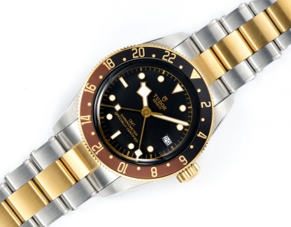 帝舵碧灣系列之格林尼治型腕表。以傳統設計融合格林尼治“可樂圈”經典，成就此復古運動的腕上佳品。
 1：完美還原41mm直徑的啞光拉絲外殼，斜邊經由拋光潤飾，不刮手，極致實現原版硬朗流暢的線條。可雙向旋轉的“紅藍可樂圈”採用陽極氧化鋁所制（材質對應原版）！
2：鏡面採用藍寶石水晶玻璃，還原正品復古懷舊的鍋蓋造型
3：此次升級錶帶表扣，微拉扣設計，同步原裝的“鉚釘”不鏽鋼錶帶，打磨精細，採用實心鏈節，兩側鏈節以鉚釘頭連接，呈現獨特的階梯形結構，錶帶邊緣及表扣圓潤不鋒利，佩戴便捷，上手舒適
