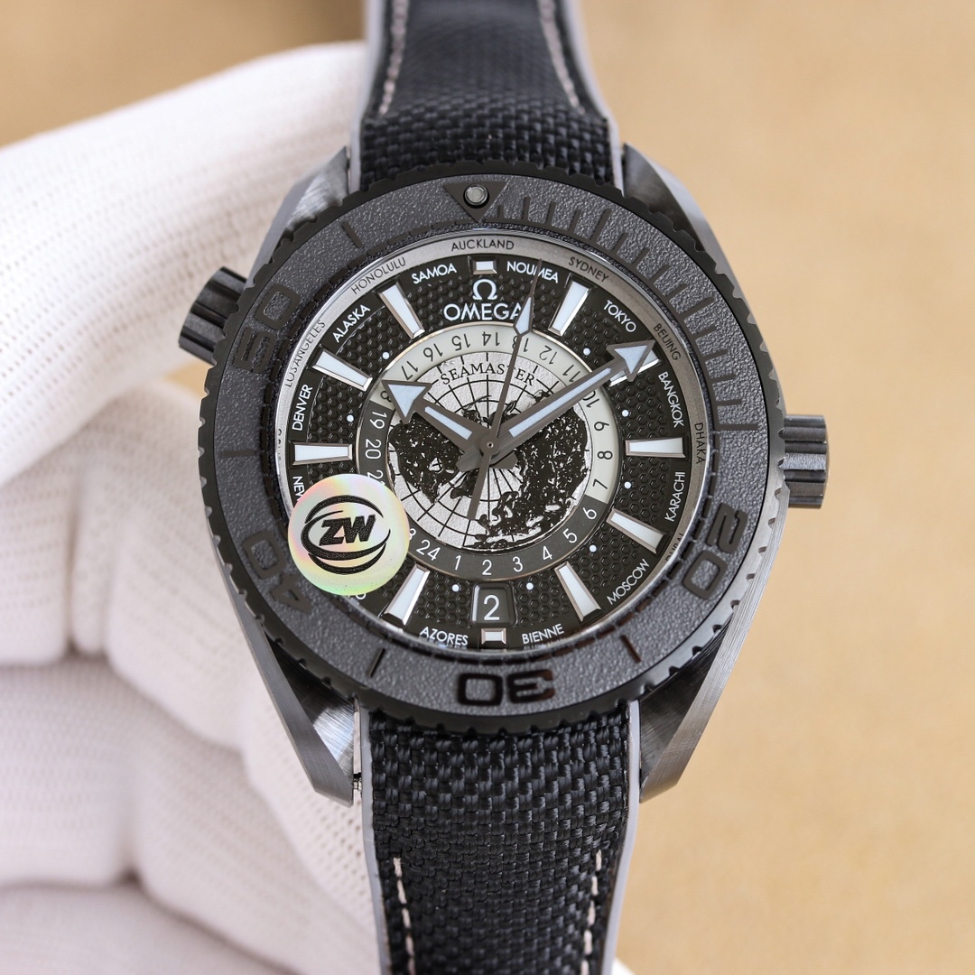 
ZW歐米茄，全新“全陶瓷”600米世界時！海馬系列海洋宇宙世界時腕表！
歐米茄呈獻全新海馬系列海洋宇宙世界時腕表。自環球旅行中汲取靈感，全新腕表沿襲了著名的"深海之黑"腕表的經典設計風格，黑色二氧化陶瓷打造的45.5毫米表殼，防水深度高達600米。
錶盤中央設有鳥瞰地球錶盤，以5級鈦金屬打造，激光燒蝕技術雕刻出陸地輪廓，並經過漆面處理。內錶盤外側設有24小時刻度環，並區分指示夜晚和白天🌞🌙。
Naiad Lock 表背之下，至臻天文台認證的8938機芯清晰可見