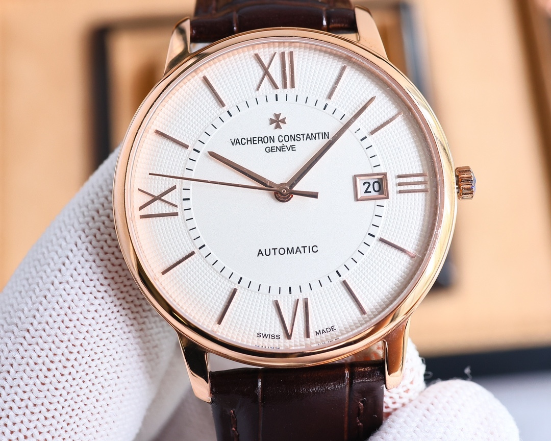 市場最高復刻 V4升級版本 江詩丹頓VC傳承系列85180腕表！
1⃣️【表殼】尺寸40MMX9MM，完美圓形的表殼，搭配微孤式表耳設計，使之更加貼合佩戴者的手腕。每一個成品殼套，都需經過MK嚴格的質量把控，方能還原正品獨特的質感。
2⃣️【機芯】9015鋼輪等部件均由MK制表師精工裝飾，自動擺陀更是鍍有18k金，最大限度呈現原裝精湛的工藝水平。
3⃣️【表鏡】前後兩片藍寶石玻璃鏡面，均有防眩暈鍍膜處理。
4⃣️【錶帶】雙層意大利小牛皮，搭配馬耳他十字針扣🔥AD出品 精品不斷🔥